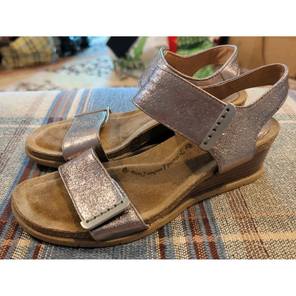 Sofft Verdi Wedge Heel Sandals In Gold (Rose) Metallic w Adjustable Straps 7M